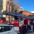 В центре Архангельска загорелась пятиэтажка: в квартире вспыхнула ветошь  