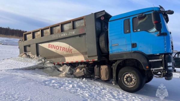 Грузовик провалился под лед на реке в Архангельской области
