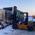 На юге Поморья рабочего насмерть придавило свалившимся пакетом древесины 