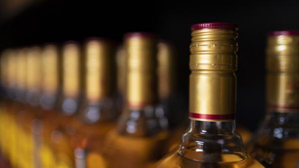 Новодвинка поработает на благо общества за продажу нелегального крепкого спирта