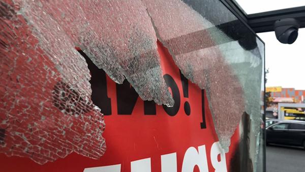 В Архангельске подростки устроили стрельбу на остановке возле торгового центра