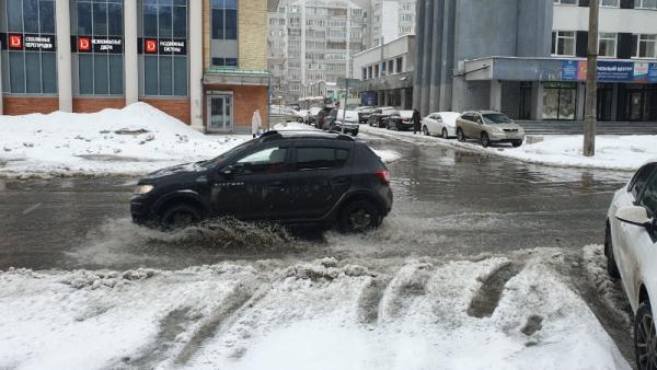 Залило проспект: в центре Архангельске произошло очередное коммунальное ЧП