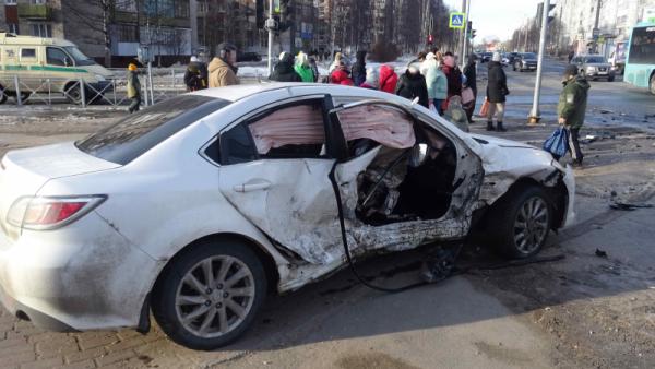 Машину вынесло на тротуар: стали известны подробности вчерашнего ДТП в Архангельске