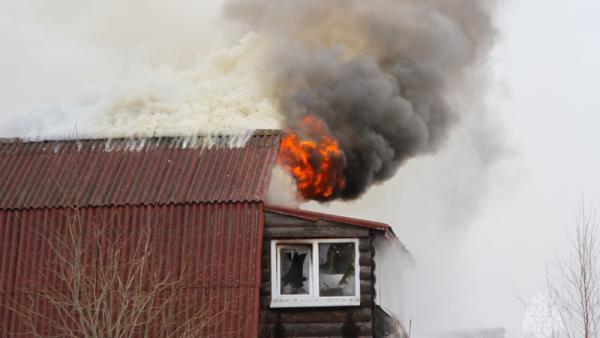 Из-за детской шалости в Архангельске вспыхнул жилой деревянный дом