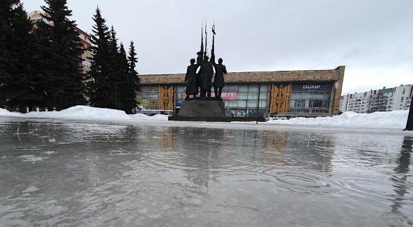 Весна. Памятник Защитникам Советского севера и Дворец спорта