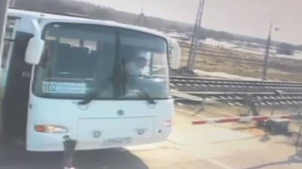 Мгновенье до столкновения автобуса с архангельским поездом попало на видео