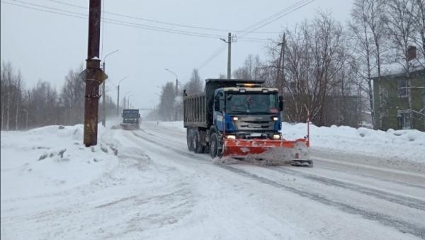 Из-за бушующей метели в Архангельске усилили уборку улиц от снега