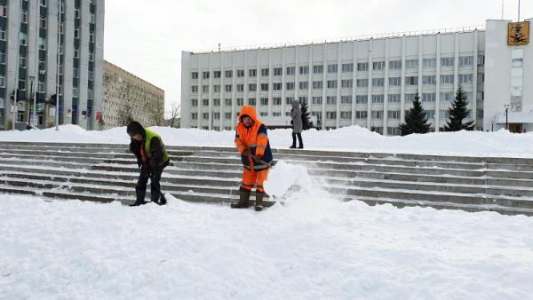 Порядка 350 дворников вышли на архангельские улицы для борьбы со снежной стихией 