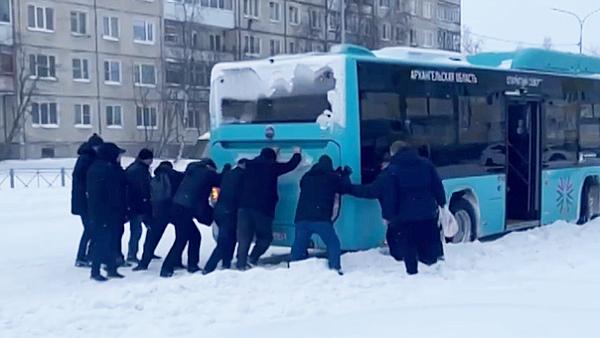 Видео: в Архангельске толпе людей пришлось спасать застрявший в снегах автобус