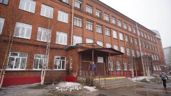 Глава Архангельска проверил темпы капремонта в соломбальской школе 