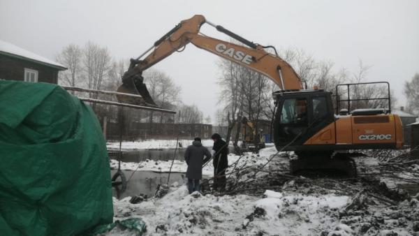 Архангельские службы начали откачивать воду у подтопленных домов на Гидролизном