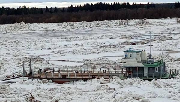 В Архангельской области ледоходом унесло стоящий в отстойнике самоходный паром