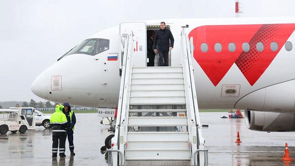 В числе пассажиров первого прямого авиарейса Архангельск-Минск оказался губернатор