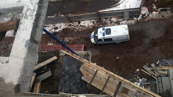 В Архангельске рабочий сорвался с высоты на стройке: он погиб на месте