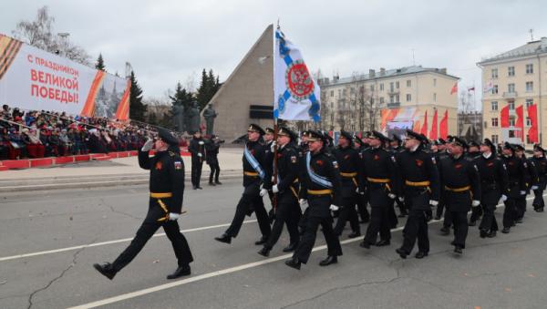 Несмотря на холод и ветра: в Архангельске прошел торжественный парад