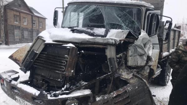 Водитель попал в больницу: на юге Поморья произошло тройное ДТП с грузовиком