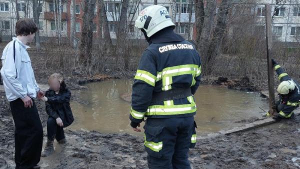 В центре Архангельска девочка провалилась в котлован и не смогла выбраться