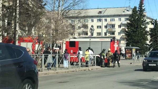 В Архангельске к зданию СГМУ съехались пожарные машины: что произошло