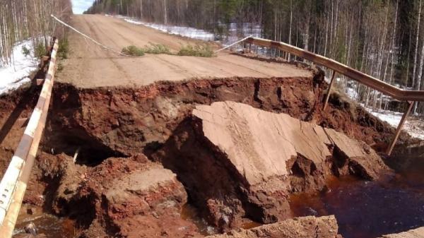 В Архангельской области из-за размыва обрушилась часть дороги 