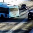 Видео: неловкий маневр водителя автобуса привел к массовой аварии в Архангельске