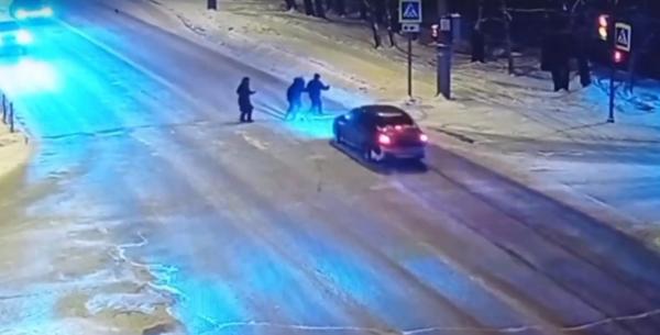 В Архангельске водитель-новичок сбил двух пешеходов на перекрестке