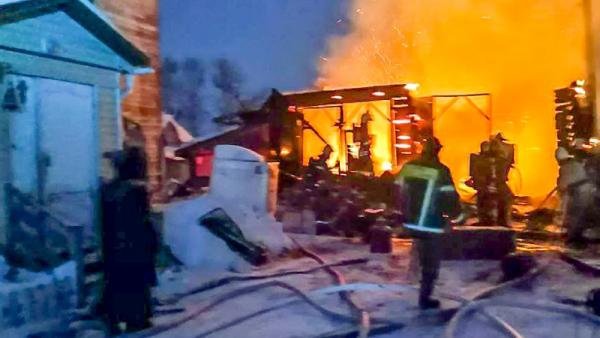 Огонь подбирался к келье: под Архангельском случился пожар на территории монастыря