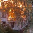 Черный столб дыма поднялся над Архангельском из-за пожара в деревянном доме