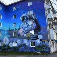 Огромный космонавт украсил перекресток у Кузнечевского моста в Архангельске