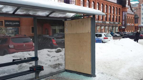 Последствия вандализма на автобусной остановке вблизи ТЦ «Гранд-Плаза» в ночь с 14 на 15 марта