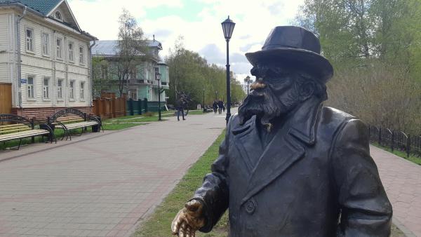 Памятник писахову в архангельске. Памятник Писахову на Чумбаровке в Архангельске. Сергей Сюхин памятники Архангельска. Скульптура Писахова в Архангельске. Писахов памятник Чайка Архангельск.