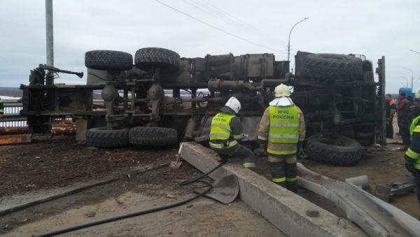 В Архангельске на Краснофлотском мосту перевернулся лесовоз. Движение ...
