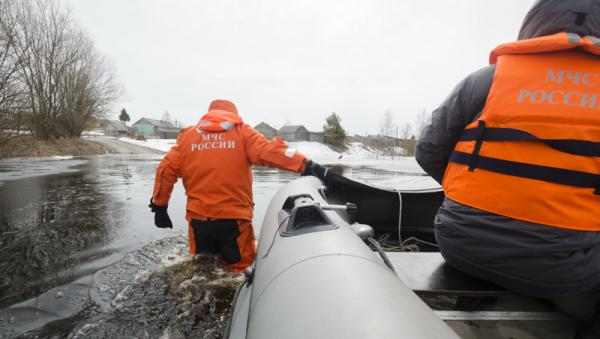 Архангельские спасатели оказывают помощь попавшим в ледовый капкан жителям Холмогор