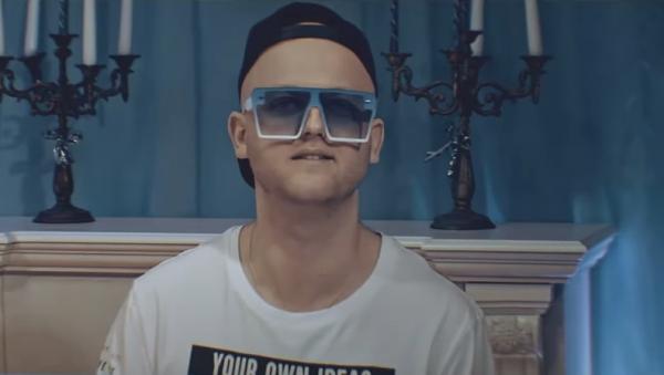 монатик ноты. монатик кружит. слушать песню кружи. монатик кружит голову. текст песни девочка пай.