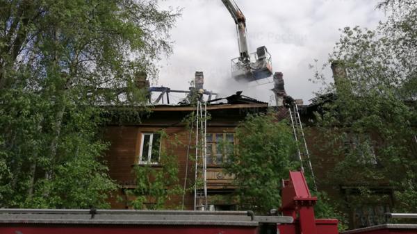 Архангельские пожарные отстояли от огня жилой дом и спасли четверых его жителей