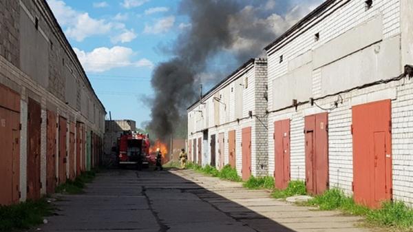 В Архангельске в гаражном кооперативе горел автотранспорт 