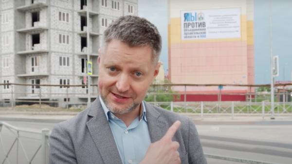 На кадрах из видео: Алексей Пивоваров на фоне протестного плаката в центре Нарьян-Мара