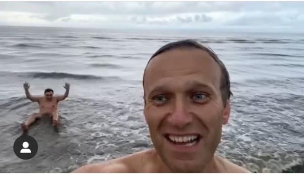 Навальный в городе: оппозиционер посетил Северодвинск и искупался в Белом море