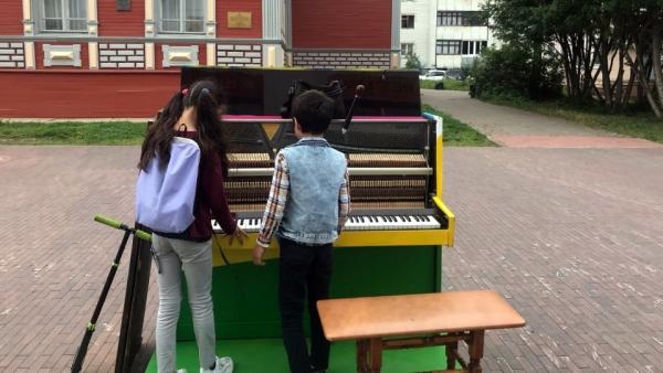 Уличным музыкантом может стать каждый: на Чумбаровке появилось пианино