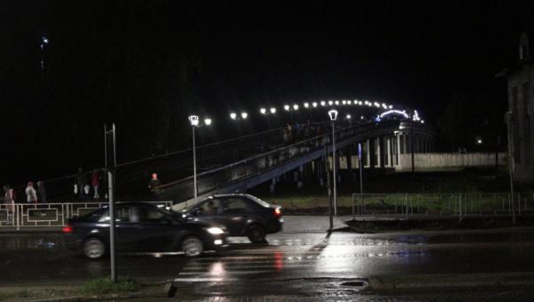 Видео: в Котласе зажжение огней на «Горбатом мосту» превратили в красочное действо