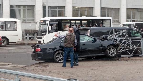 «Тойота» снесла леерное ограждение в центре Архангельска