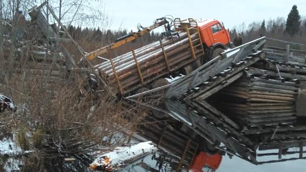 В Шенкурском районе под колесами лесовоза обвалился деревянный мост