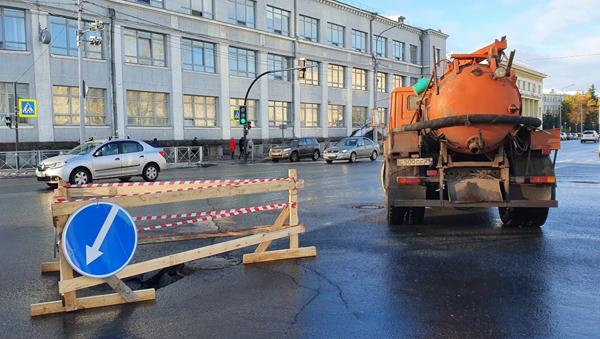 В центре Архангельска из-за коммунальной аварии провалился обновленный асфальт