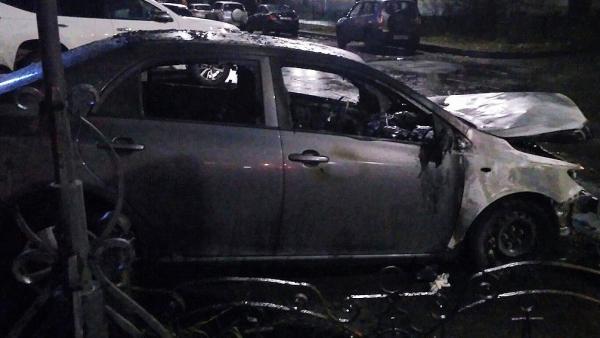 В результате возгорания на парковке в центре Архангельска повреждены две легковушки