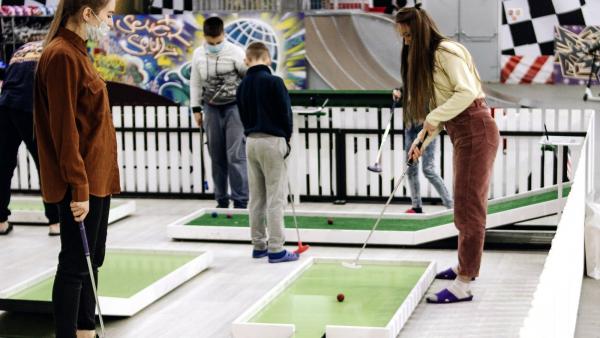В Архангельске открылась первая площадка для мини-гольфа