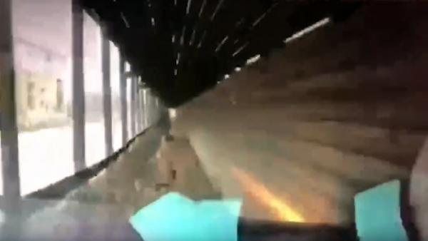 Видео: в Северодвинске снесшая строительный забор иномарка едва не сбила пешехода