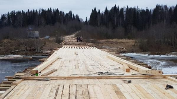 На мосту в посёлке Шенкурского района открыли пешеходное движение
