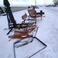 Скамейки на Красной пристани в Архангельске сломал молодой водитель «семерки»