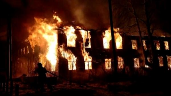Крупный ночной пожар в промзоне города Онеги не на шутку встревожил местных жителей