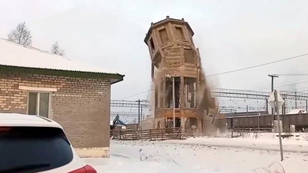 Видео: в Няндоме снесли ставшую архитектурным символом города водонапорную башню