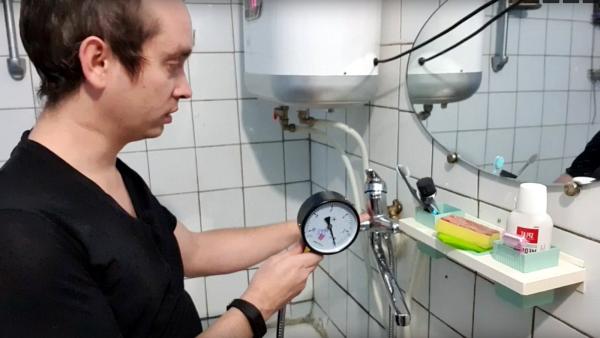 Проблемы с водой вынудили архангельского блогера превратить ванную в видеостудию